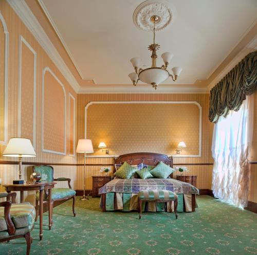 敖德萨布里斯托尔酒店的一间带一张床和吊灯的大卧室