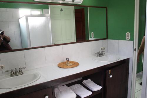 拉利伯塔德萨巴斯海滩度假酒店的浴室设有2个水槽和镜子