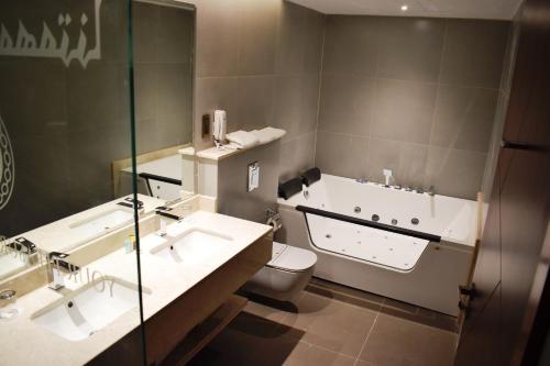 拉米皇宫酒店的一间浴室