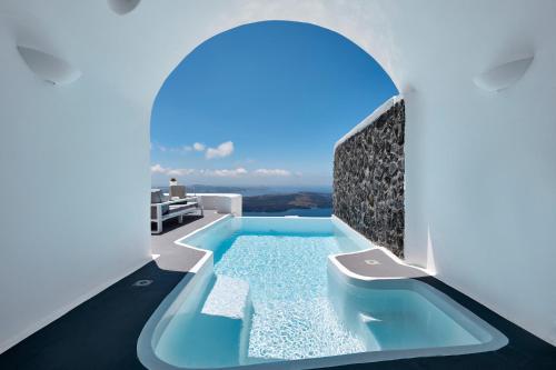 易莫洛林梦想豪华套房酒店的白色房子中间的游泳池
