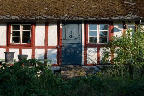 布勒萨普Harrys Hardware Home的一座带蓝色门和两扇窗户的房子