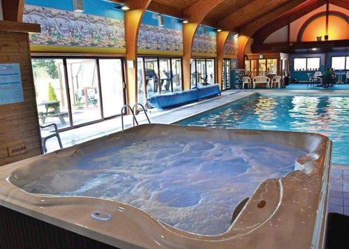 卡马森Pantglas Hall Holiday Lodges and Leisure Club的游泳池内的大型按摩浴缸