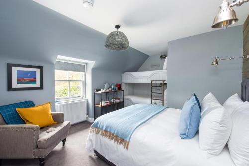 奥本The Kilchrenan Inn的蓝色卧室,配有床和椅子