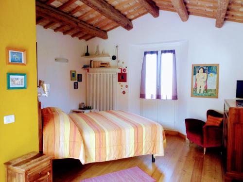 贝尔蒂诺罗la cana dolce的一间卧室配有一张床和一把椅子