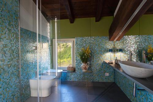 博比奥Relais SANT'AMBROGIO的带浴缸、盥洗盆和卫生间的浴室