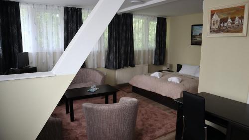 贝凯什乔包斯洛伐克旅馆的一间酒店客房,设有一张床和一个楼梯