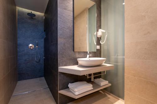 利多迪耶索罗安克拉酒店的一间带水槽和淋浴的浴室