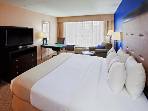 绿带城Holiday Inn Washington D.C. - Greenbelt Maryland, an IHG Hotel的酒店客房设有一张大床和一台电视。