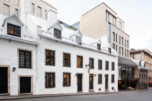 蒙特利尔William Gray by Gray Collection的白色的建筑,在街上有黑窗