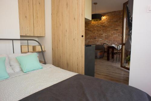 托伦Atrium Apartment z garażem的一间卧室配有一张带蓝色枕头的床
