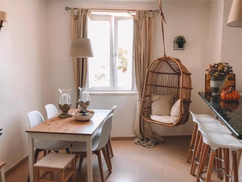 埃斯特雷莫斯Casas do Lago的一间设有桌子和鸟笼的用餐室