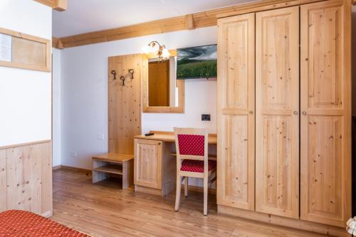 丰多LM Rooms的厨房配有木制橱柜和桌椅