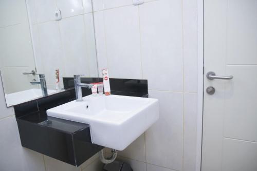 安汶Super OYO 1006 Azzahra Guest House Syariah的浴室设有白色水槽和镜子