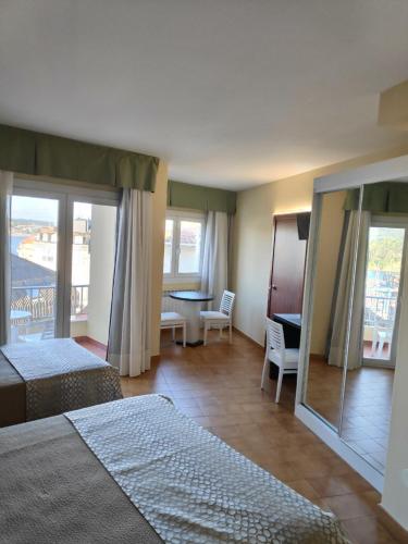 波多诺伏Hotel Nuevo Cachalote的酒店客房设有两张床和一个阳台。
