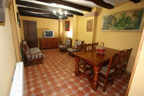 Siete Iglesias de TrabancosCasa Rural Calderón de Medina l, ll y lll的一间带桌椅和电视的用餐室