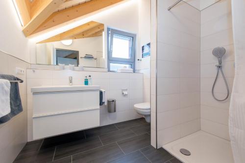 本斯海姆Apartmenthaus Horster的带淋浴和卫生间的白色浴室