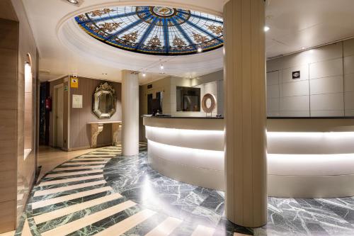 巴塞罗那加泰罗尼亚罗马酒店的建筑的大堂,设有玻璃天花板