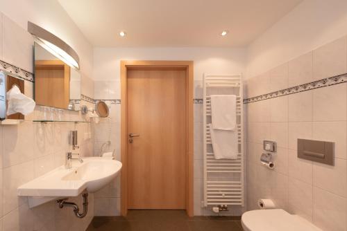 格尔利茨欧罗巴酒店的一间带水槽、卫生间和淋浴的浴室
