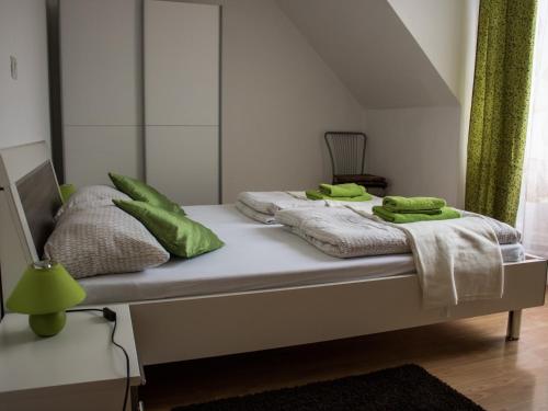 博维茨Apartments Kravanja的床上铺有绿色毛巾的床