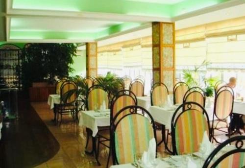 巴伦西亚瓦伦萨酒店的一间在房间内配有桌椅的餐厅