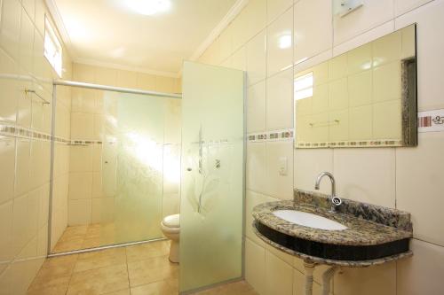 瓜鲁柳斯Motel Vison (Próximo GRU Aeroporto)的一间带水槽和淋浴的浴室
