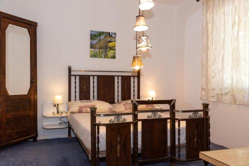 格罗霍特Holiday House Markoč的一间卧室配有一张带两张桌子和镜子的床