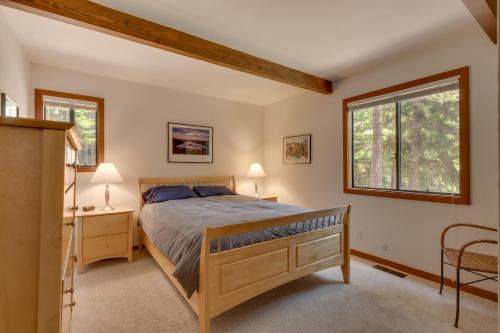玛瑙湾Daybreak Retreat的一间卧室设有一张床和一个窗口