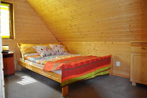 OdargowoSosenka Domki的小木屋内的一张床位,设有木制天花板
