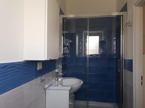 利帕里Lipari Suite Apartament的浴室配有卫生间、盥洗盆和淋浴。