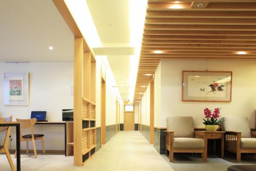 首尔梦之家酒店的医院走廊,带椅子和桌子