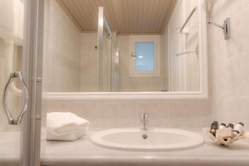 巴拉利亚-阿亚斯弗坦恩Theoxenia Chios Apartments的一间带水槽和镜子的浴室