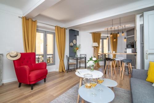 昂蒂布Appart' Vieil Antibes的客厅配有红色椅子和红色沙发