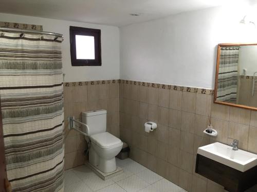 塔菲德尔瓦勒Cabañas Ernes Huasi的一间带卫生间和水槽的浴室