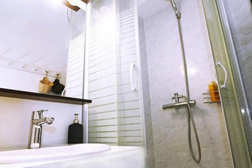 乐巴凯尔斯Le Long Beach - Leconfortalaplage的带淋浴和盥洗盆的浴室