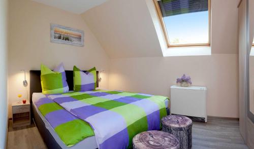 特拉森海德Muehlenidyll 2 _ Trassenheide的一间卧室设有一张大床和一个窗户。