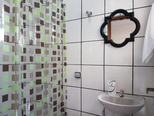 阿纳波利斯B & A Suites Inn Hotel - Quarto Luxo Premium的一间带水槽和镜子的浴室
