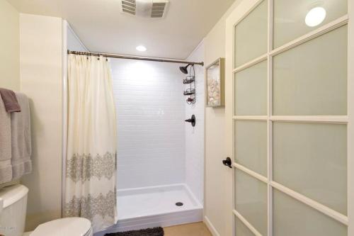 凤凰城Best Little Guesthouse in Melrose! New Listing!的带淋浴和卫生间的浴室