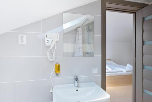 克卢日-纳波卡维罗纳森特鲁酒店的浴室设有白色水槽和镜子