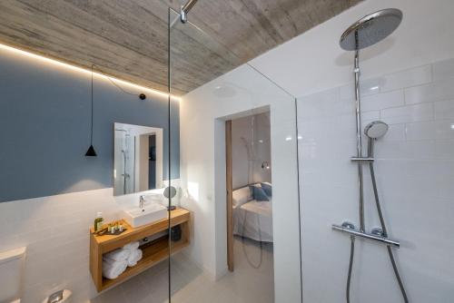 埃斯·梅卡达尔Hotel m - 27的带淋浴和盥洗盆的浴室