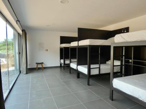 萨拉斯Albergue Casa Sueño的宿舍间设有4张双层床。