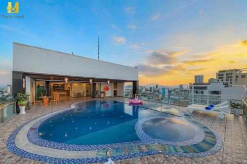 岘港岘港玛丽兰德酒店的建筑物屋顶上的游泳池