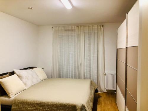 Amazing Austria Center Apartment near UNO City客房内的一张或多张床位