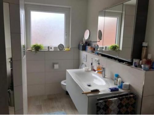 蒂宾根Gasthof ´s Gräbele的一间带水槽、卫生间和镜子的浴室