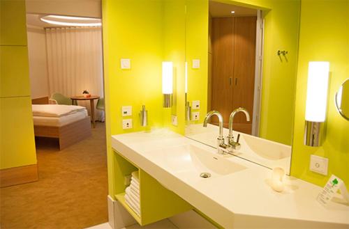 HerzbergTraumHaus im Elsterpark的一间带水槽和黄色墙壁的浴室
