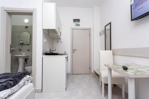 索科矿泉村Vila Ćirković - U centru Sokobanje的白色的浴室设有水槽和卫生间。