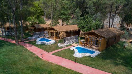 费特希耶Suna Village Hotel & Bungalow Fethiye的享有带游泳池的房屋的空中景致