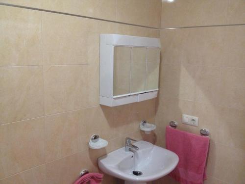 卡沃内拉斯Apartamentos Sol Andaluz的一间带水槽和镜子的浴室