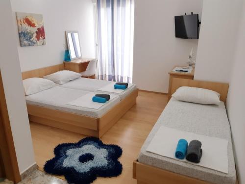 德尔韦尼克Villa Star的一间带两张床和电视的小卧室
