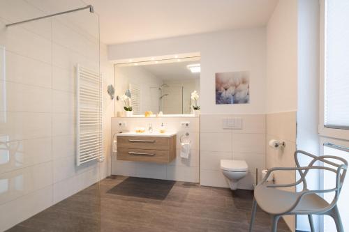 加兹尤瑟多姆Appartement "Dünentraum" - Oase am Haff的一间带水槽、卫生间和镜子的浴室