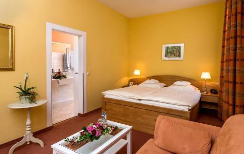 萨尔茨韦德尔联合酒店的酒店客房,配有床和沙发